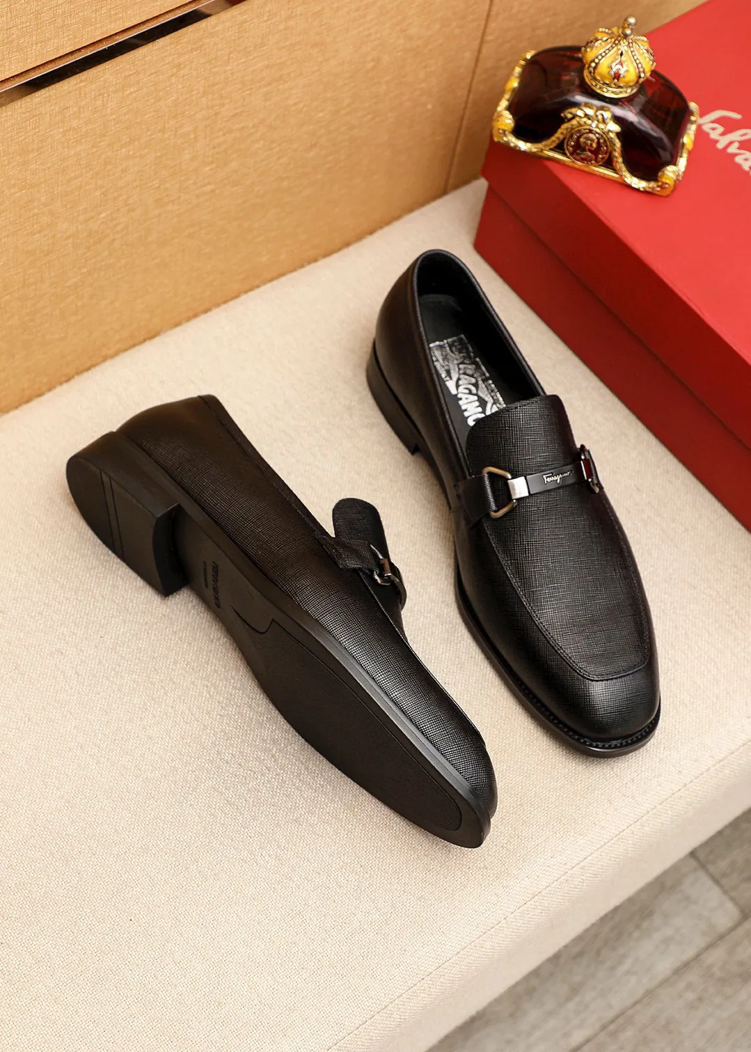 Men's shoes💰460💰 Product trademark: Ferragamo "Ferragamo" casual leather shoes Regular size: 38-44 (45🉑️customized) Product materials: Selected imported first-layer cross-grain cowhide leather upper + luxury hardware buckle, imported water-dyed cowhide leather lining. Strong three-dimensional visual effect, original outsole color: 1⃣️color optional